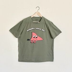 Tilly’s Red Flag “Nobody Likes Me” Cartoon Graphic Green T Shirt Adult size XL